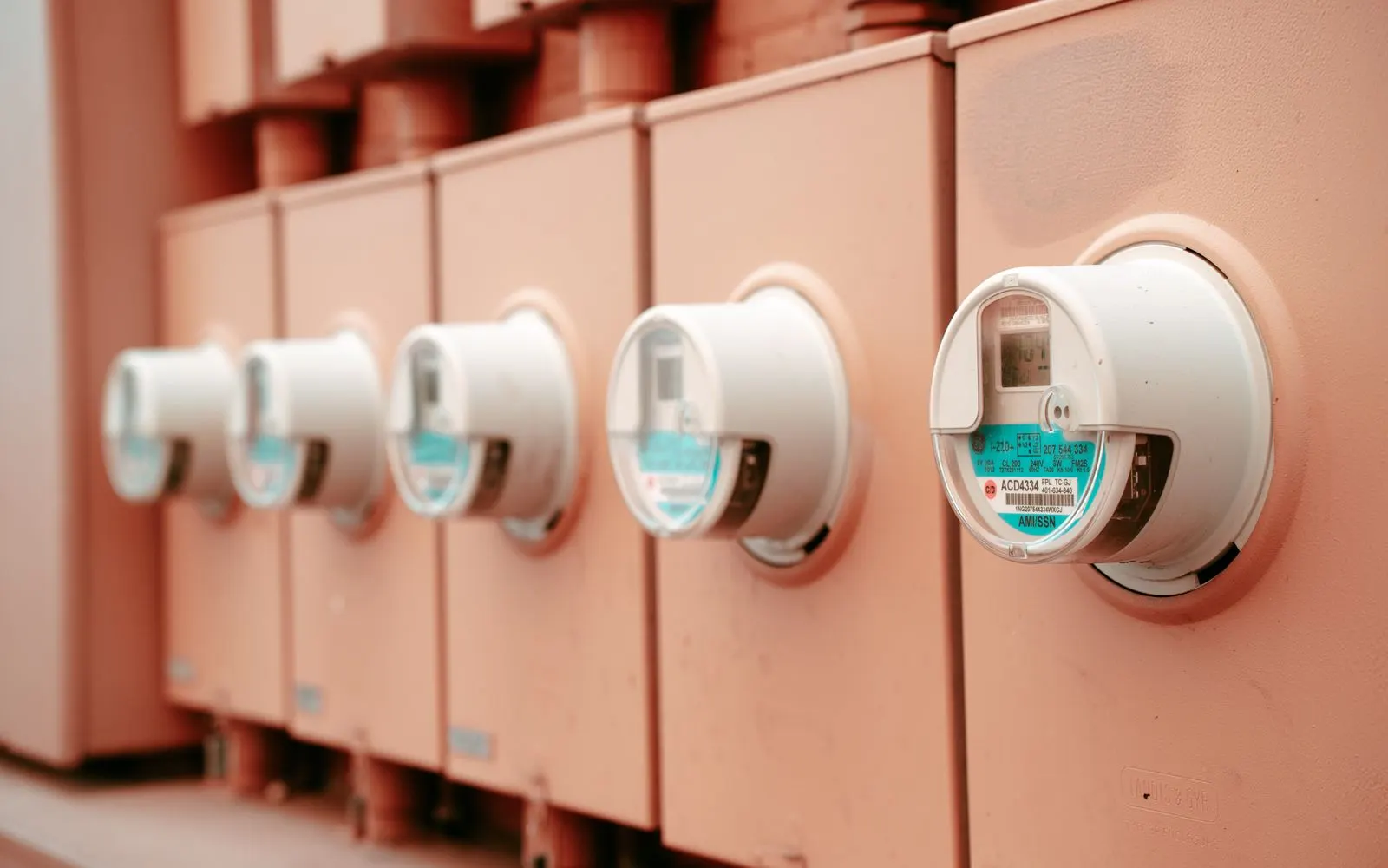 Rangée de compteurs électriques sur un mur résidentiel, symbole de la consommation d'électricité au Maroc