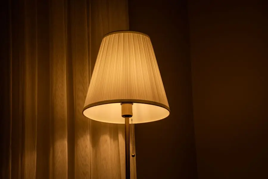 Lampe allumée dans un salon marocain le soir, illustrant la consommation d'éclairage domestique