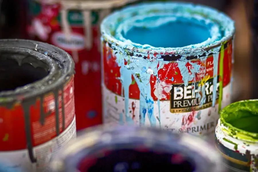 Pots de peinture ouverts montrant différentes teintes et finitions