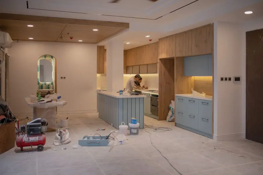 Cuisine moderne avec hotte, plan de travail en marbre et meubles en bois clair